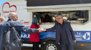 İzmit’te cuma namazı sonrası ikram