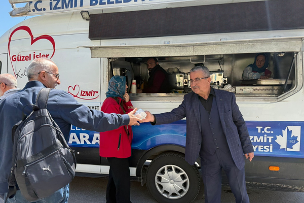 İzmit’te cuma namazı sonrası ikram