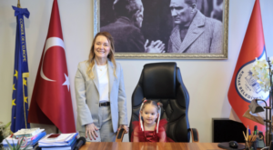 Konak’ta çocuklar başkanlık koltuğuna oturdu