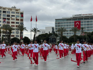 İzmir’de 23 Nisan törenle kutlandı