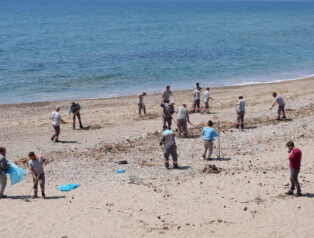 Demirtaş Sahili’nde temizlik çalışması gerçekleştirildi
