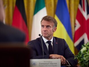 Macron: Tüm işaretler, bu saldırıdan Hizbullah’ın sorumlu olduğunu göstermektedir