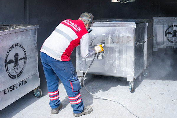 Maltepe’de konteyner bakım ve onarım çalışmaları sürüyor Maltepe’de konteyner bakım ve onarım çalışmaları sürüyor