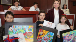 İzmit’te 23 Nisan kapsamında düzenlenen yarışmalarda çocuklar ödüllerini aldı