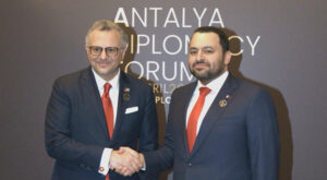 El-Khulaifi, Antalya Diplomasi Forumu’nun oturum aralarında yetkililerle görüştü