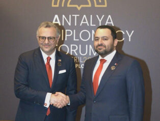 El-Khulaifi, Antalya Diplomasi Forumu’nun oturum aralarında yetkililerle görüştü