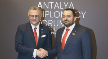 El-Khulaifi, Antalya Diplomasi Forumu’nun oturum aralarında yetkililerle görüştü