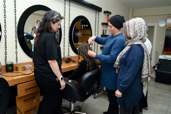 Kadınlar DİSMEK’te meslek öğreniyor