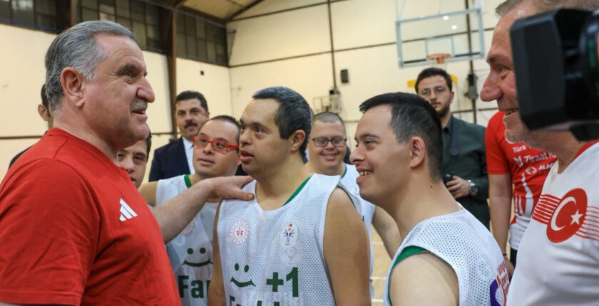 Bakan Bak, özel sporcularla basketbol maçı yaptı
