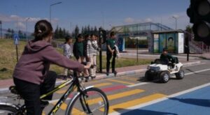 Düzce’de çocuklar trafik kurallarını uygulamalı öğrendiler