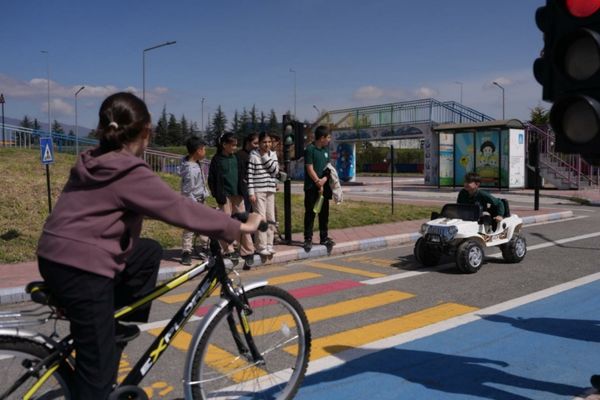 Düzce’de çocuklar trafik kurallarını uygulamalı öğrendiler Düzce’de çocuklar trafik kurallarını uygulamalı öğrendiler