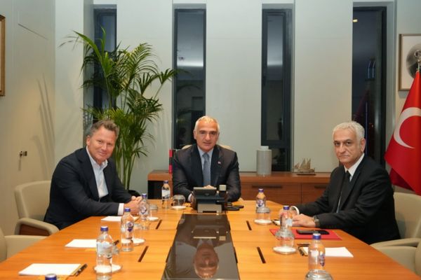 Bakan Ersoy Jet2 ve Dertour Group yöneticileriyle bir araya geldi Bakan Ersoy Jet2 ve Dertour Group yöneticileriyle bir araya geldi