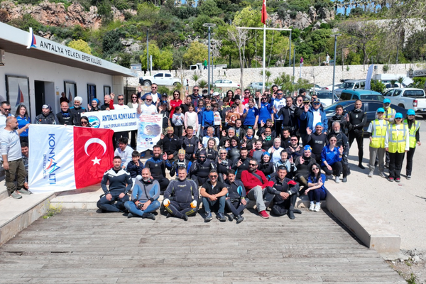 Konyaaltı Sahili’nde deniz dibi ve kıyı temizliği yapıldı Konyaaltı Sahili’nde deniz dibi ve kıyı temizliği yapıldı