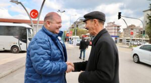 Başkan Çiçek, pazar mesaisinde vatandaşlarla bir araya geldi