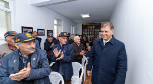 Başkan Tugay, geleneksel pilav gününde gazilerle bir araya geldi Başkan Tugay, geleneksel pilav gününde gazilerle bir araya geldi