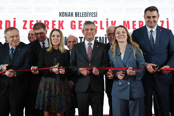 Konak’ta Ferdi Zeyrek Gençlik Merkezi açıldı Konak’ta Ferdi Zeyrek Gençlik Merkezi açıldı