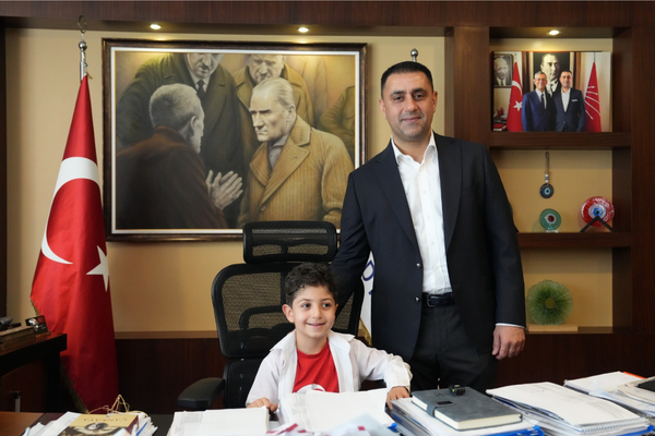 Çukurova’da çocuklar başkanlık koltuğuna oturdu