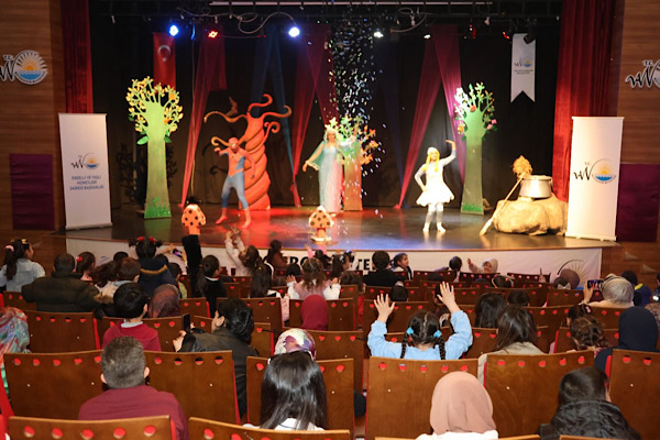 Van’da engelli bireylere yönelik “Kahramanlar Ormanda” tiyatrosu sahnelendi