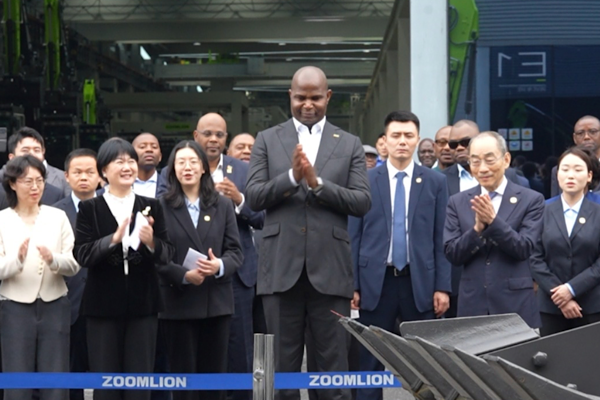 Mozambik Devlet Başkanı Chapo, Çin’de akıllı fabrikayı ziyaret etti