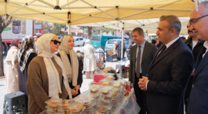 Karaman Valisi Çiçek, destek kermesini ziyaret etti