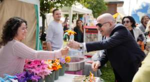 Özdağ, Adana Portakal Çiçeği Festivali kapsamında stantları ziyaret etti