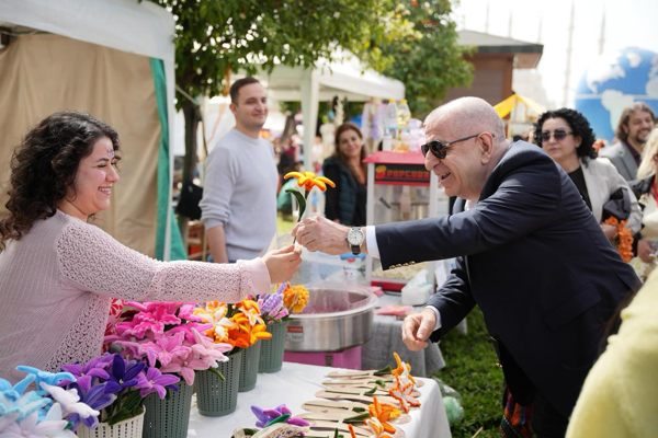 Özdağ, Adana Portakal Çiçeği Festivali kapsamında stantları ziyaret etti Özdağ, Adana Portakal Çiçeği Festivali kapsamında stantları ziyaret etti