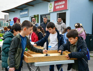 Esenyurt’ta öğrenciler geri dönüşüm sürecini yerinde inceledi