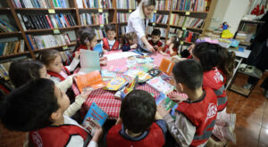 Derince’de öğrenciler, Erdoğan Salman Halk Kütüphanesi’ni ziyaret etti