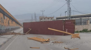 İskenderun’da fırtınada konteyner köprüden düştü