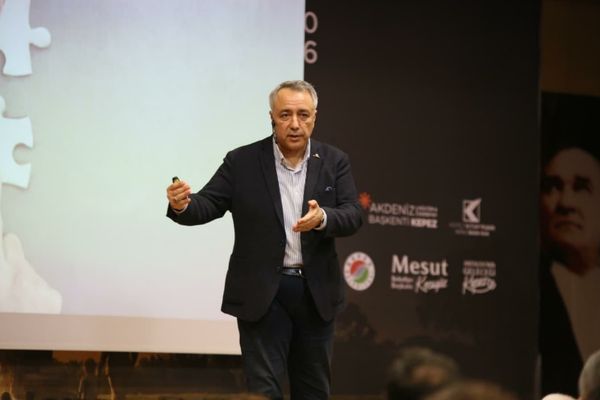 Kepez Kitap Fuarı’nda “İnsanı Okuma Sanatı” söyleşisi yapıldı