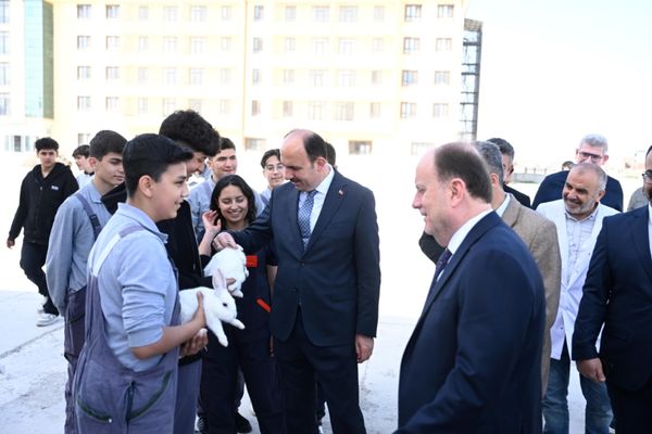 Başkan Altay ve milletvekili Baykan öğrencilerle buluştu Başkan Altay ve milletvekili Baykan öğrencilerle buluştu