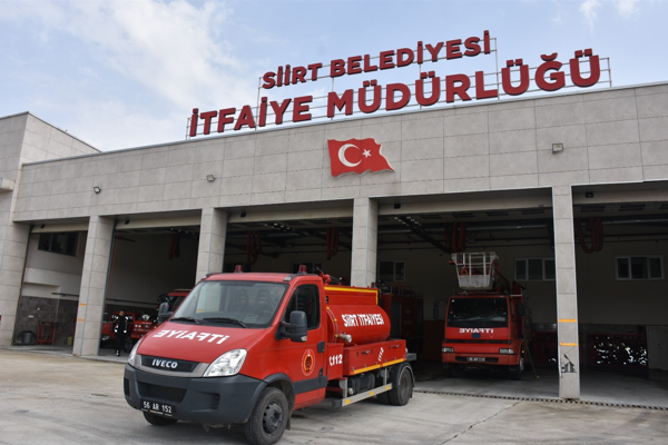 Siirt’te dar sokaklar için özel itfaiye aracı hizmete alındı Siirt’te dar sokaklar için özel itfaiye aracı hizmete alındı