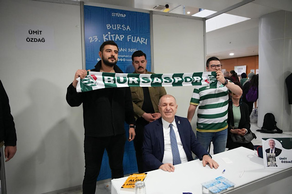 Özdağ, Tüyap Bursa 23. Kitap Fuarı’nda vatandaşlarla bir araya geldi