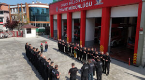 Düzce’de çocukların itfaiyeci olma hayali 23 Nisan’da gerçekleşti