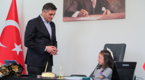 Aliağa’da 23 Nisan dolayısıyla Başkan Acar Koltuğunu devretti