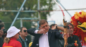 Başkan Tugay, İnciraltı’ndaki 23 Nisan Çocuk Şenliği’ne katıldı