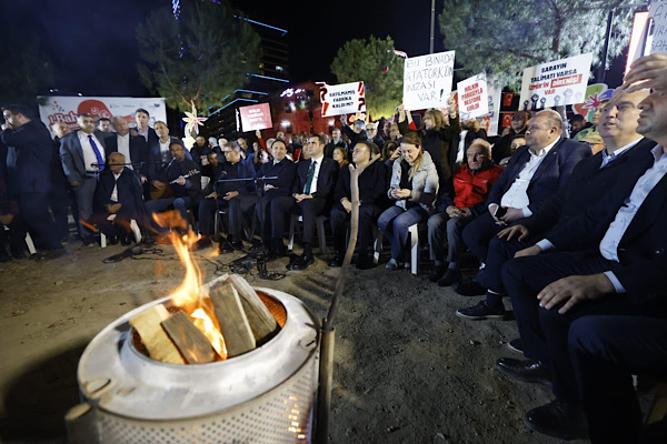 İzmir Meslek Fabrikası önünde nöbet eylemi sürüyor İzmir Meslek Fabrikası önünde nöbet eylemi sürüyor