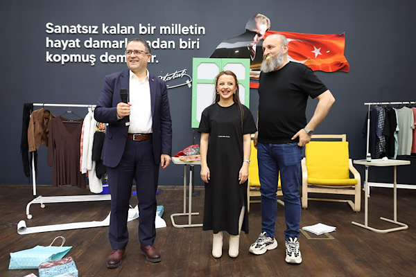 Derince’de “Hangisi Gerçek?” adlı komedi oyunu sahnelendi Derince’de “Hangisi Gerçek?” adlı komedi oyunu sahnelendi