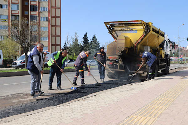 Diyarbakır’da yol bakım ve onarım çalışmaları sürüyor