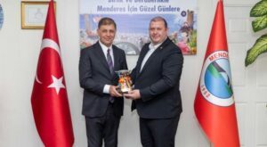 Başkan Tugay’dan Menderes’te teşekkür ziyareti