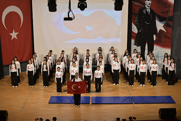 Esenyurt’ta 23 Nisan kutlamaları çocukların gösterileriyle gerçekleşti