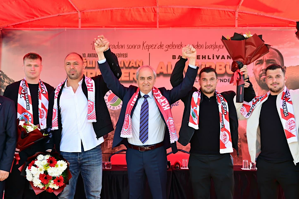 Ali Gürbüz, 10. Kepez Belediyesi Yağlı Pehlivan Güreşleri için imzayı attı Ali Gürbüz, 10. Kepez Belediyesi Yağlı Pehlivan Güreşleri için imzayı attı