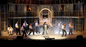 Konya Şehir Tiyatrosu Kafesten Bir Kuş Uçtu oyununu sahneledi