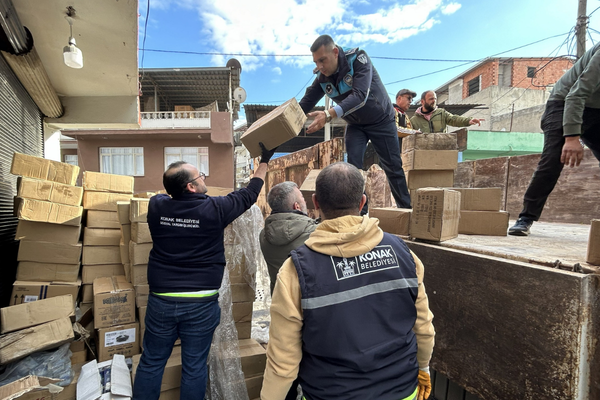 Konak’ta son kullanma tarihi geçmiş 600 koli ürün imha edildi