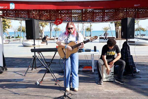 Erasmuslu gençlerden mini konser Erasmuslu gençlerden mini konser