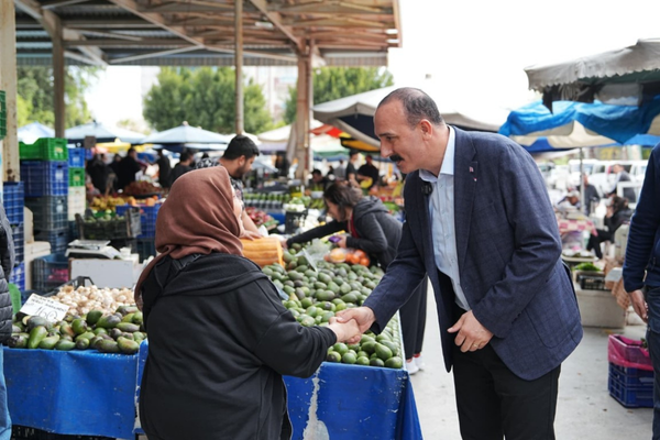 Başkan Kotan, pazar yerinde vatandaş ve esnafla buluştu Başkan Kotan, pazar yerinde vatandaş ve esnafla buluştu