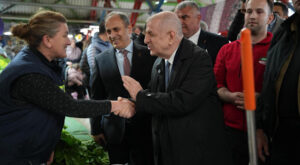 Özdağ, Osmangazi Soğanlı Pazaryeri’ni ziyaret etti