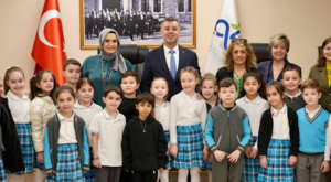 Çocuklar Başkan Sarıkurt’u makamında ziyaret etti