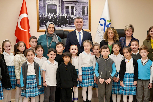 Çocuklar Başkan Sarıkurt’u makamında ziyaret etti Çocuklar Başkan Sarıkurt’u makamında ziyaret etti