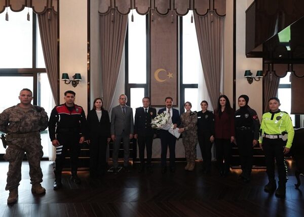 Hatay Valisi Masatlı, polis teşkilatı mensuplarını makamında kabul etti Hatay Valisi Masatlı, polis teşkilatı mensuplarını makamında kabul etti